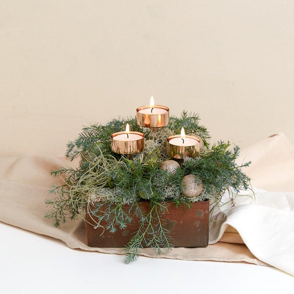 Floristens valg - juledekoration i hvide nuancer med fyrfadslys